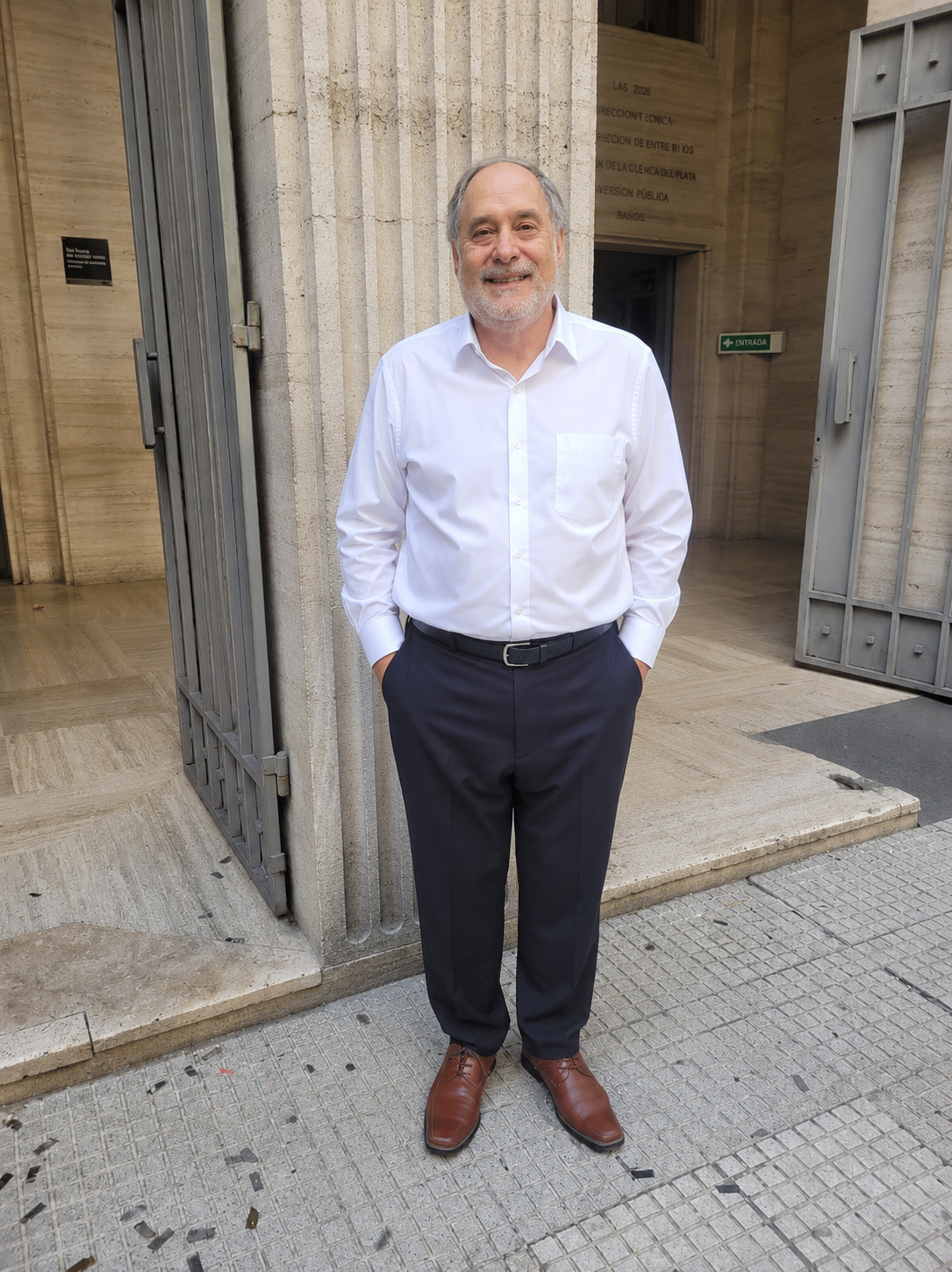 Gabriel Katz entrando a una reunión ejecutiva